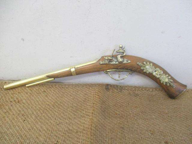 Collectable Vintage Replica Flintlock Pistol With Solid Brass Decorations     Made In England
