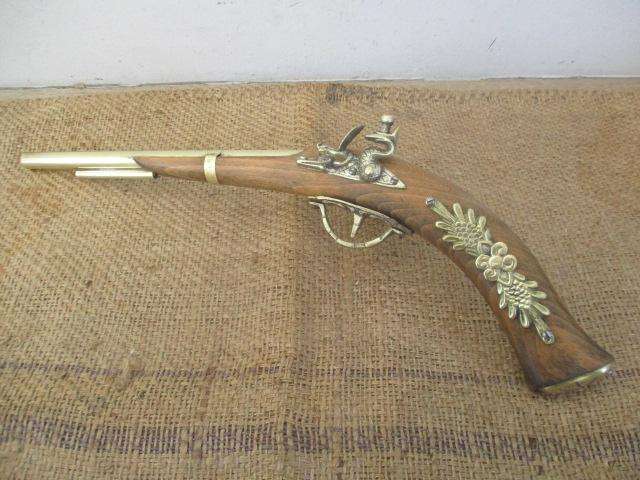 Collectable Vintage Replica Flintlock Pistol With Solid Brass Decorations     Made In England
