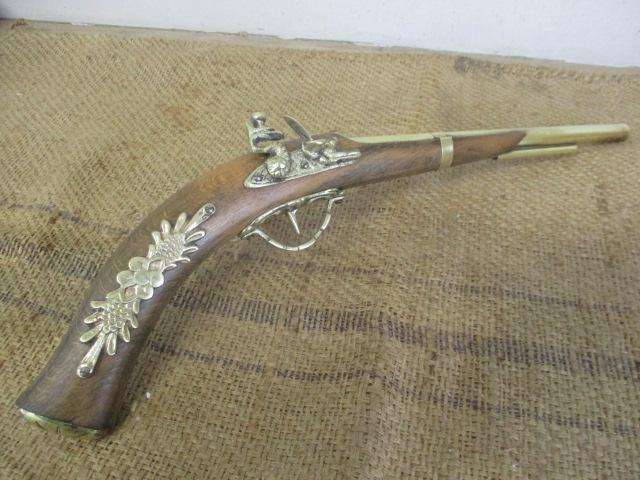 Collectable Vintage Replica Flintlock Pistol With Solid Brass Decorations     Made In England