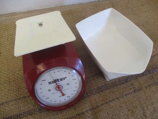 Beautiful Vintage Salter No 511 4kg x 25g Kitchen Scale     Made In South Arica