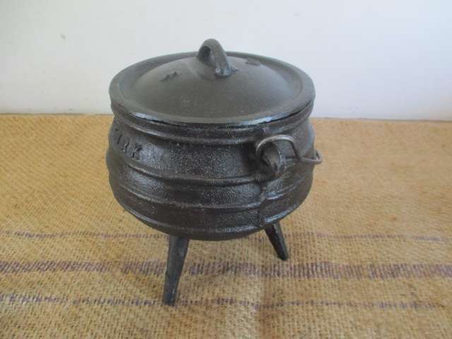 Nice Falkirk 3 Legged Solid Cast Iron Size 1/2 Potjie Pot