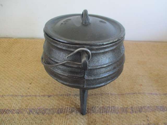 Nice Falkirk 3 Legged Solid Cast Iron Size 1/2 Potjie Pot