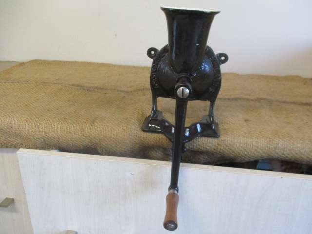 Very Neat And Complete Vintage Cast Iron Spong No 3 Coffee Grinder        Made In England