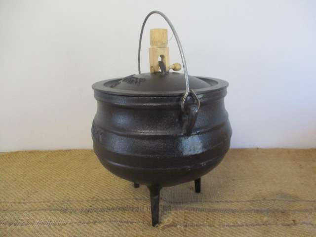 Magnificent And Robust Sizable Vintage Falkirk #3 Three Legged Solid Cast Iron Potjie Pot
