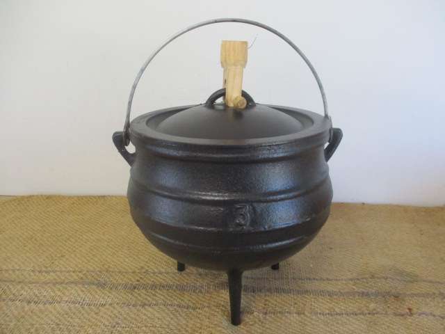 Magnificent And Robust Sizable Vintage Falkirk #3 Three Legged Solid Cast Iron Potjie Pot