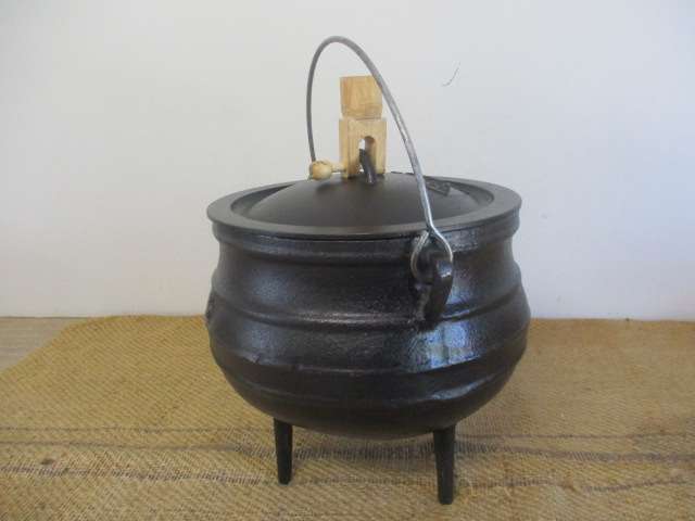 Magnificent And Robust Sizable Vintage Falkirk #3 Three Legged Solid Cast Iron Potjie Pot