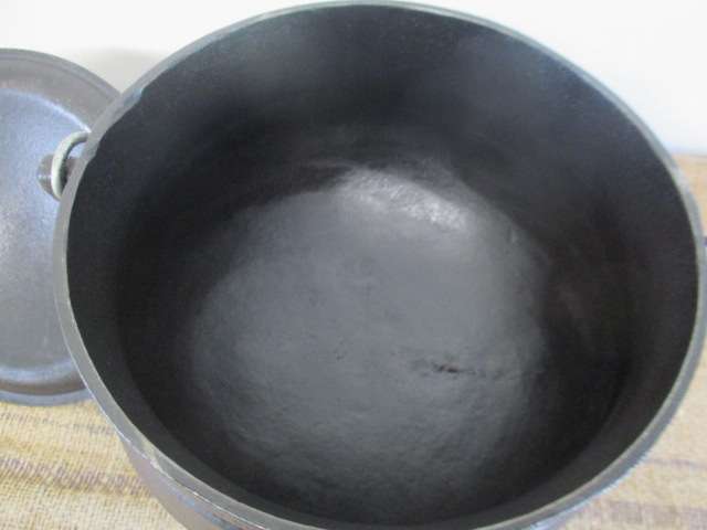 Magnificent And Robust Sizable Vintage Falkirk #3 Three Legged Solid Cast Iron Potjie Pot