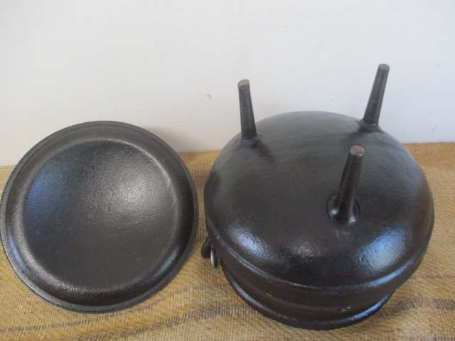 Magnificent And Robust Sizable Vintage Falkirk #3 Three Legged Solid Cast Iron Potjie Pot