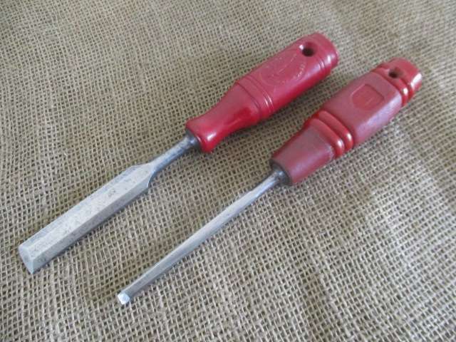 Two Collectable 3/4 inch & 1/4 inch Vintage Carpenter Woodworking Chisels