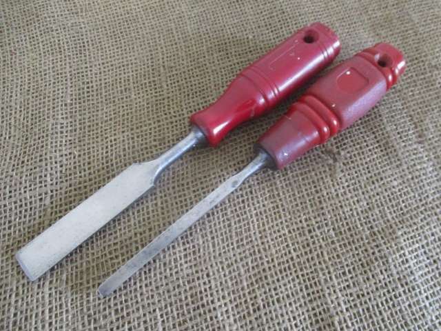 Two Collectable 3/4 inch & 1/4 inch Vintage Carpenter Woodworking Chisels