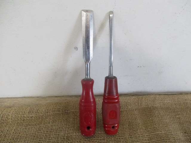 Two Collectable 3/4 inch & 1/4 inch Vintage Carpenter Woodworking Chisels