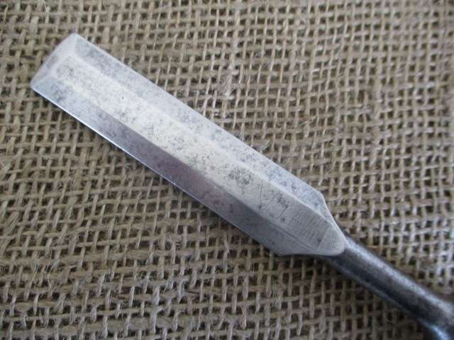 Two Collectable 3/4 inch & 1/4 inch Vintage Carpenter Woodworking Chisels