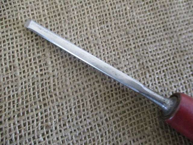 Two Collectable 3/4 inch & 1/4 inch Vintage Carpenter Woodworking Chisels