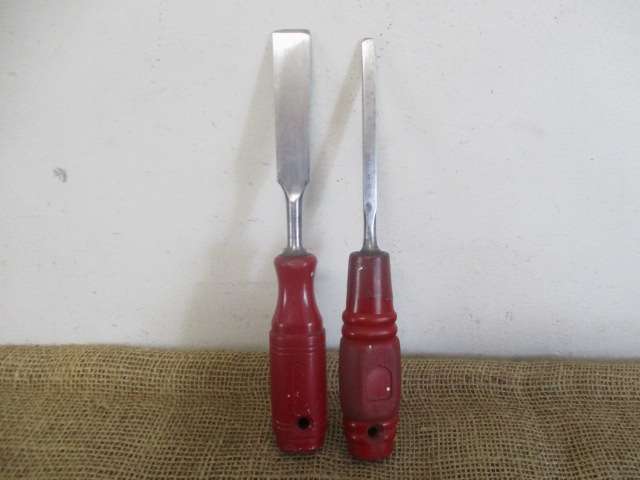 Two Collectable 3/4 inch & 1/4 inch Vintage Carpenter Woodworking Chisels