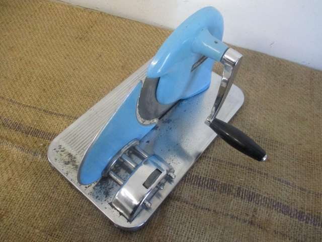Good Vintage Pineware Stainless Bread Slicer