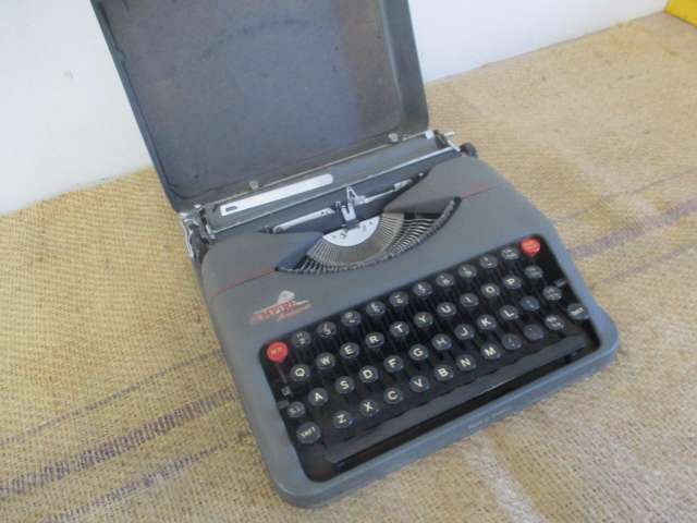 Very Rare And Neat Vintage Empire Aristocrat Portable Typewriter In Original Case