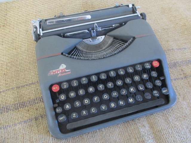Very Rare And Neat Vintage Empire Aristocrat Portable Typewriter In Original Case