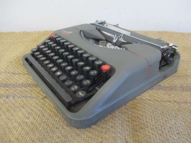 Very Rare And Neat Vintage Empire Aristocrat Portable Typewriter In Original Case