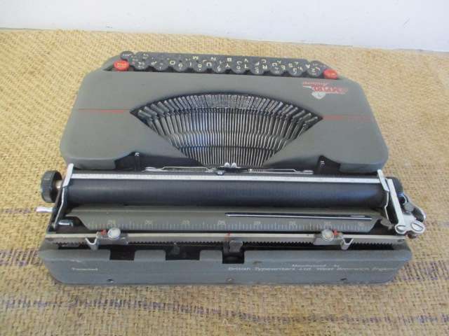 Very Rare And Neat Vintage Empire Aristocrat Portable Typewriter In Original Case