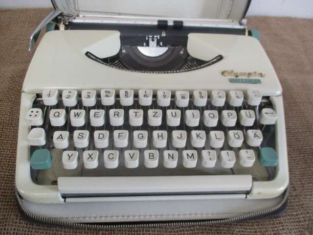 Nice Vintage Olympia Splendid 33 Portable Typewriter In Original Case         Germany        1960's