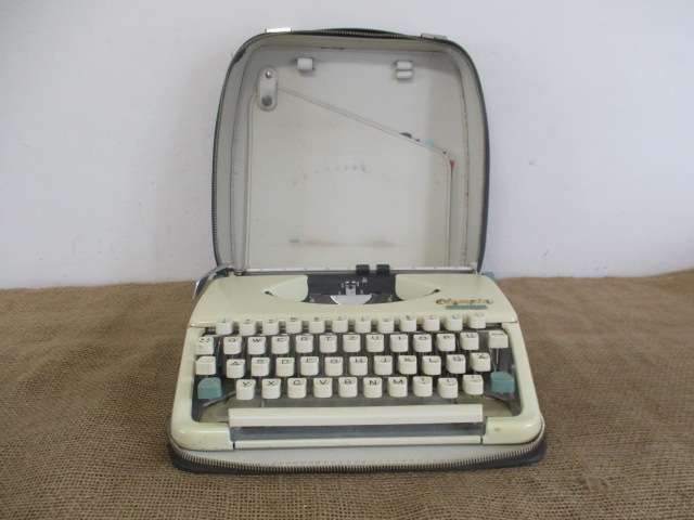 Nice Vintage Olympia Splendid 33 Portable Typewriter In Original Case         Germany        1960's