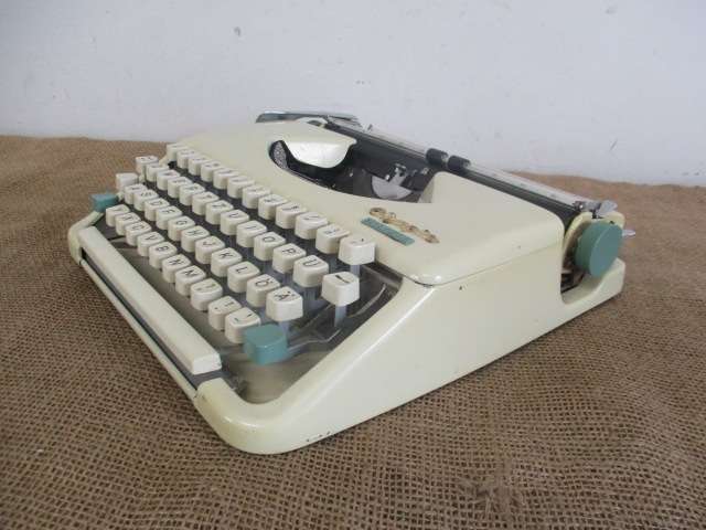 Nice Vintage Olympia Splendid 33 Portable Typewriter In Original Case         Germany        1960's