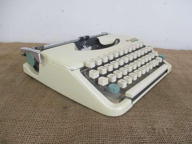 Nice Vintage Olympia Splendid 33 Portable Typewriter In Original Case         Germany        1960's