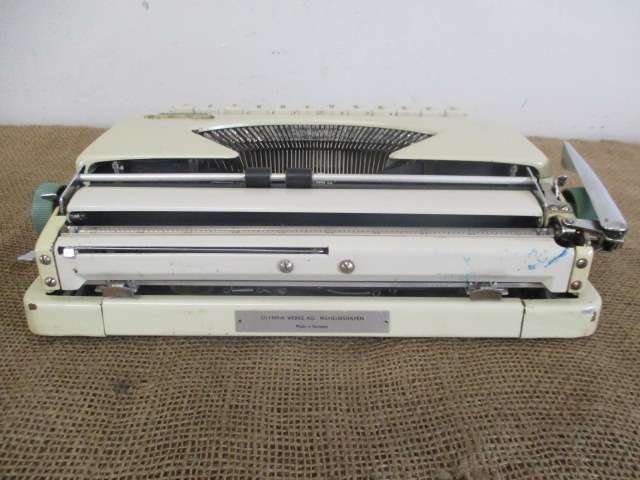 Nice Vintage Olympia Splendid 33 Portable Typewriter In Original Case         Germany        1960's