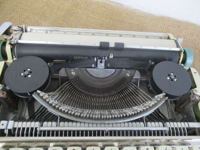 Nice Vintage Olympia Splendid 33 Portable Typewriter In Original Case         Germany        1960's