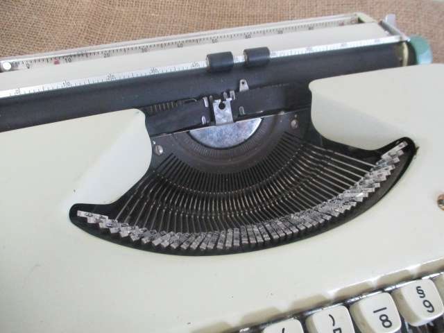 Nice Vintage Olympia Splendid 33 Portable Typewriter In Original Case         Germany        1960's