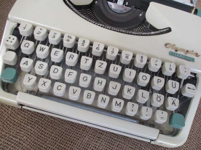 Nice Vintage Olympia Splendid 33 Portable Typewriter In Original Case         Germany        1960's