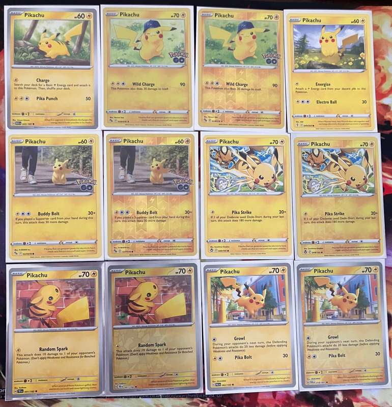 Pokemon: Bundle of 32 Pikachu cards