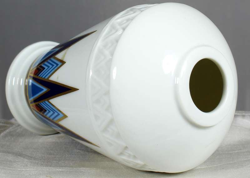 Vintage small Elizabeth Arden - treasures of the pharaohs vase