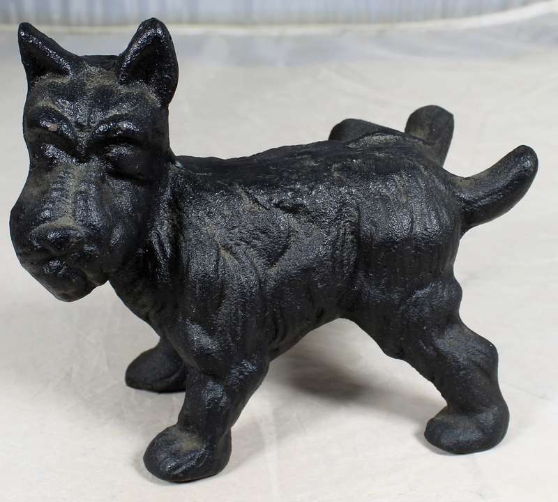 Cast iron Scotty lifting its leg
