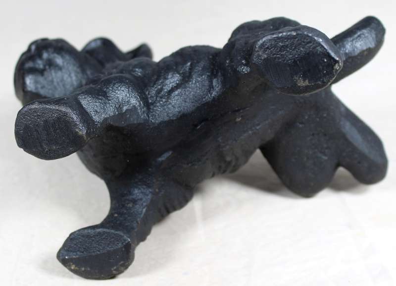 Cast iron Scotty lifting its leg