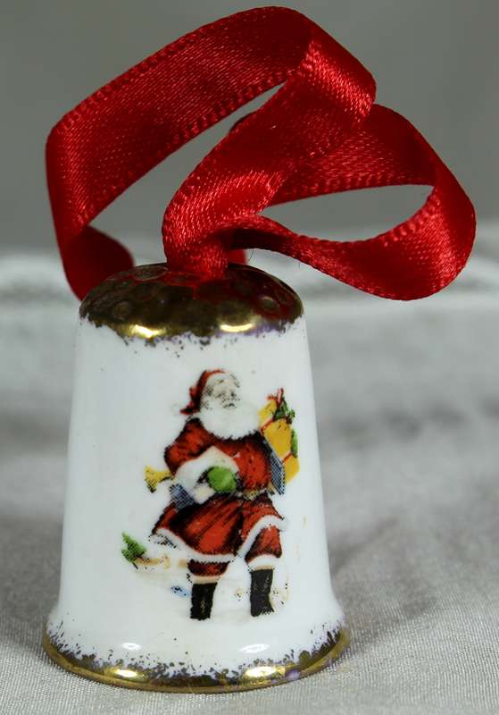 Bone China thimble - Bronte - Christmas scene