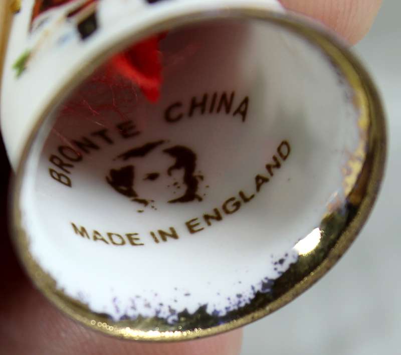 Bone China thimble - Bronte - Christmas scene
