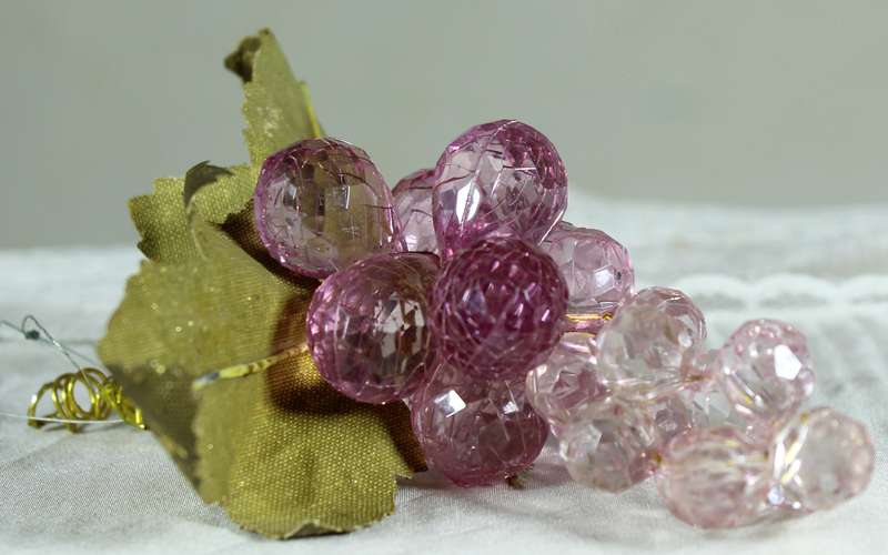 Small molded grapes - Purple tint