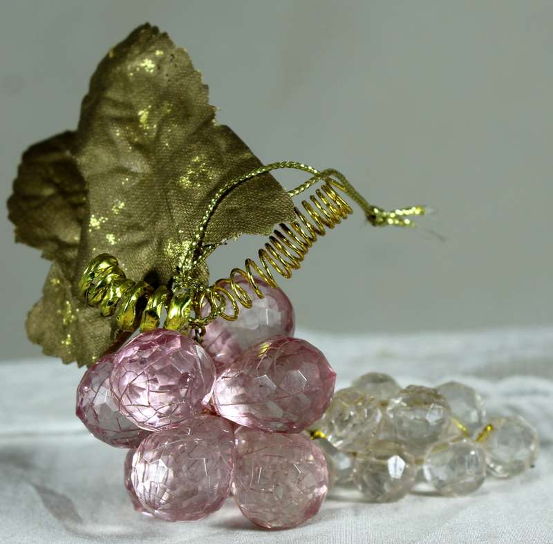 Small molded grapes - Purple tint