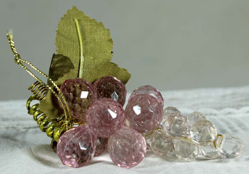 Small molded grapes - Purple tint