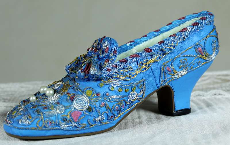 Nostalgia miniature shoe with embellishments
