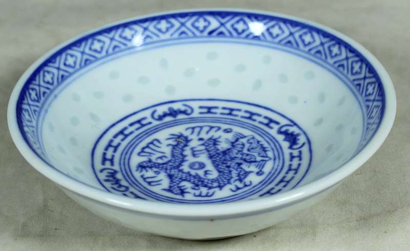 Chinese blue & white condiment bowl with dragon motif
