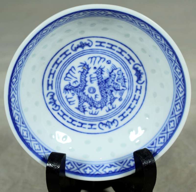 Chinese blue & white condiment bowl with dragon motif