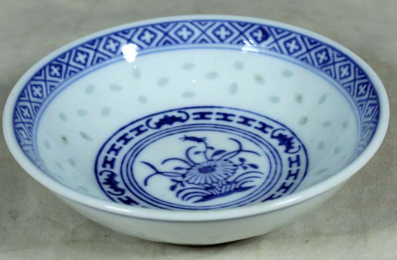 Chinese blue & white condiment bowl with flower motif