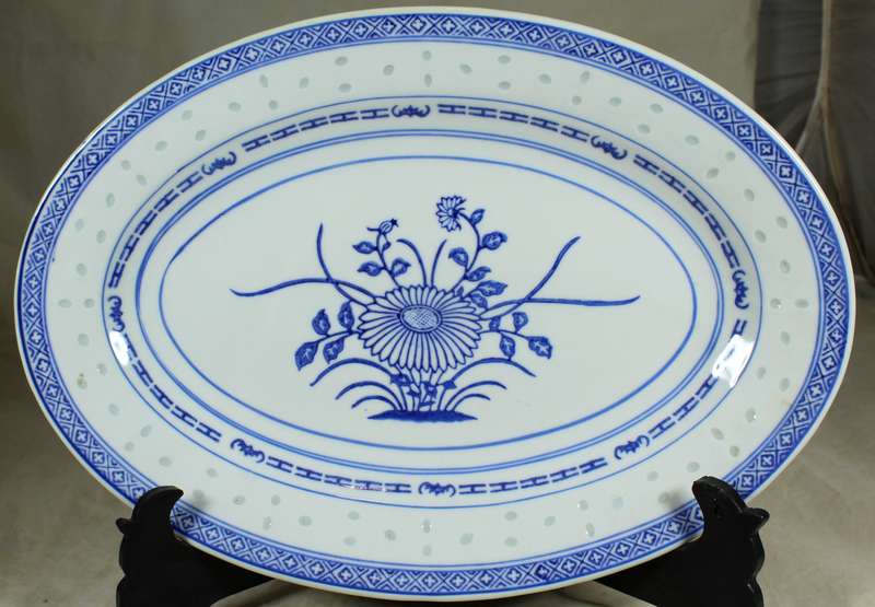 Chinese blue & white platter with flower motif