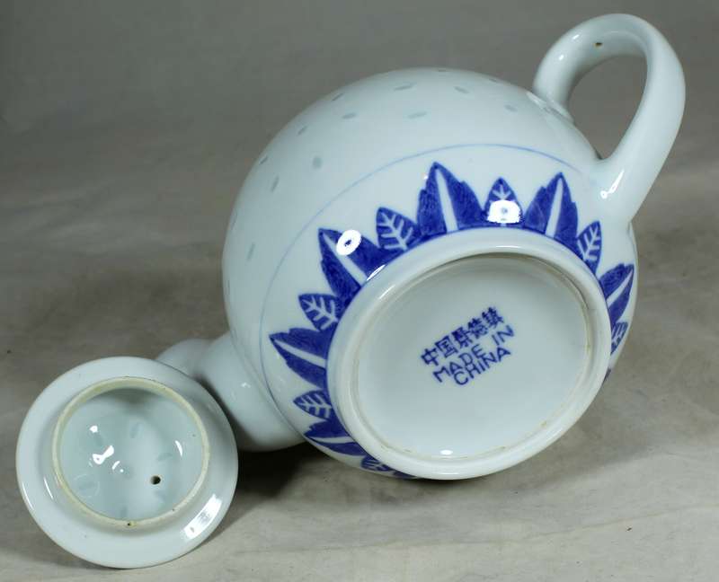 Chinese blue & white tea pot