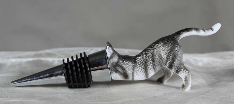 Novelty cat and bottle stopper