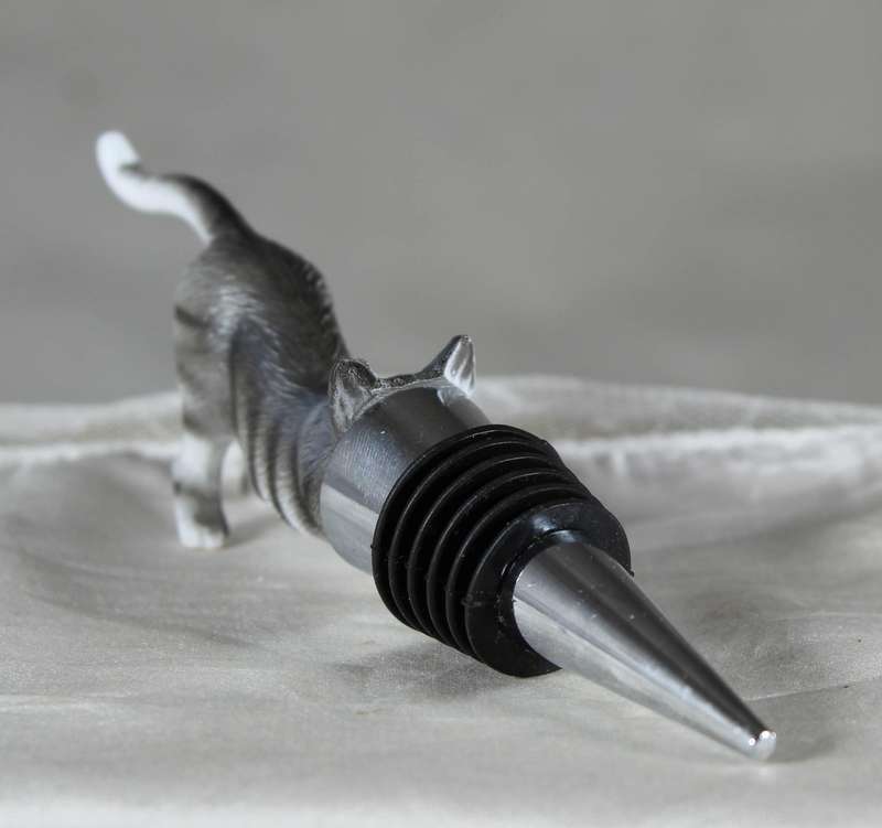 Novelty cat and bottle stopper