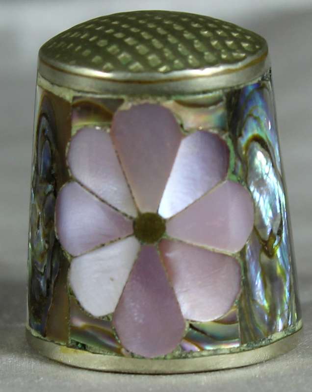 Abole in-lay mother of pearl flower thimble