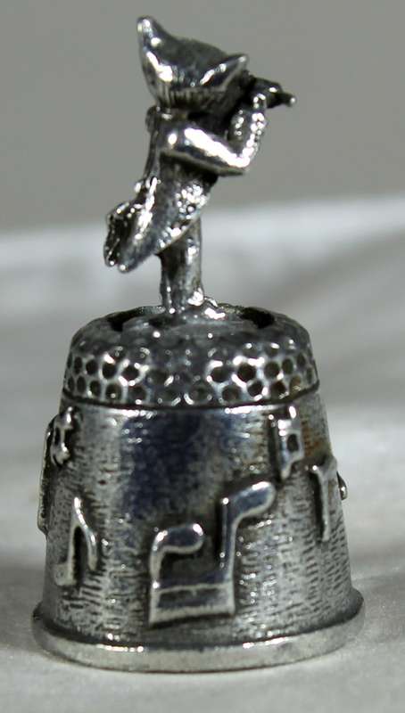 Metal thimble - cat playing a flute